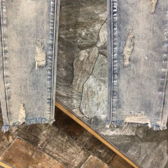 NWT Crazy 3D Embroidered Flowers beautiful jeans!