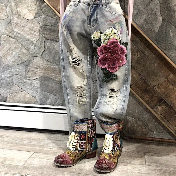 NWT Crazy 3D Embroidered Flowers beautiful jeans!