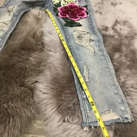 NWT Crazy 3D Embroidered Flowers beautiful jeans!