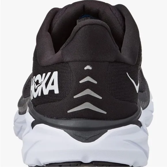 NWT HOKA ONE ONE NIB Women's Clifton 8 Black/White. Size 6 Wide   DS-082