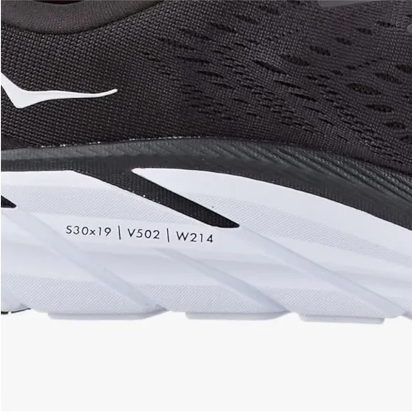 NWT HOKA ONE ONE NIB Women's Clifton 8 Black/White. Size 6 Wide   DS-082