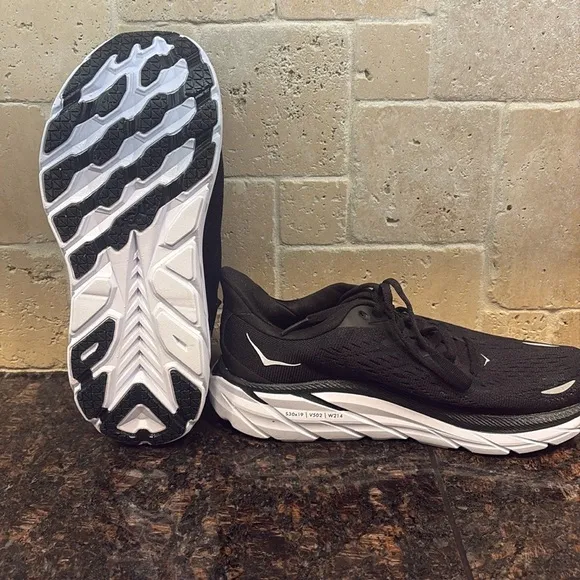 NWT HOKA ONE ONE NIB Women's Clifton 8 Black/White. Size 6 Wide   DS-082