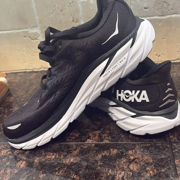 NWT HOKA ONE ONE NIB Women's Clifton 8 Black/White. Size 6 Wide   DS-082