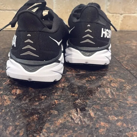 NWT HOKA ONE ONE NIB Women's Clifton 8 Black/White. Size 6 Wide   DS-082
