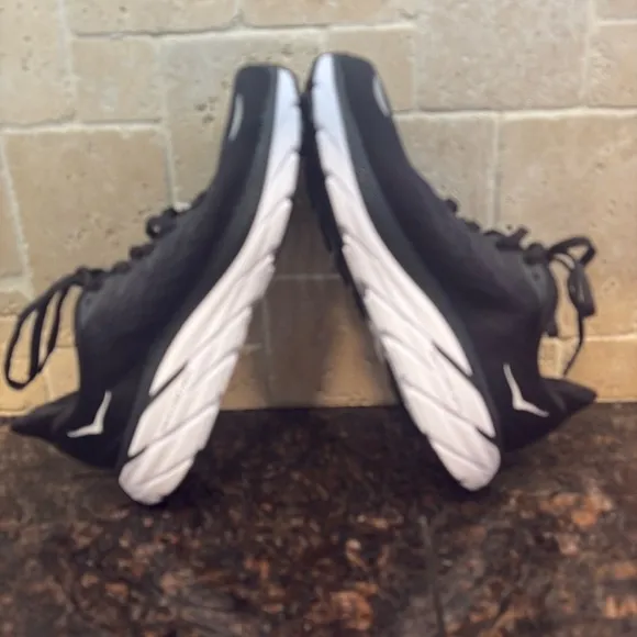 NWT HOKA ONE ONE NIB Women's Clifton 8 Black/White. Size 6 Wide   DS-082