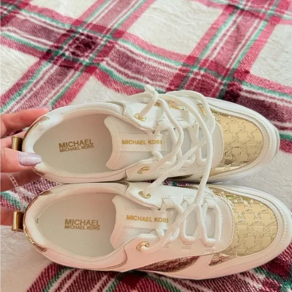 NWT Michael kors lace up athletic shoes size 6