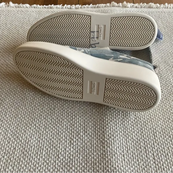 NWT TOMS Tristan Green Camo Slip-On Sneakers Suede Upper OrthoLite Size 8.5M