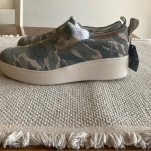 NWT TOMS Tristan Green Camo Slip-On Sneakers Suede Upper OrthoLite Size 8.5M