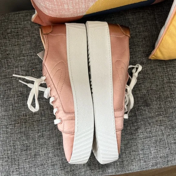 NWT Tretorn Blaire Platform Satin Sneaker Size 7