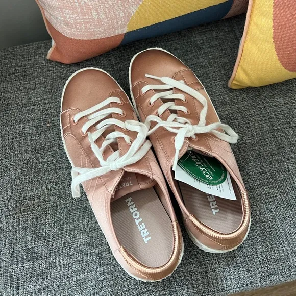 NWT Tretorn Blaire Platform Satin Sneaker Size 7