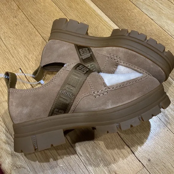 NWT Ugg Womens Ashton Suede Chestnut casual Classic  outdoor shoes