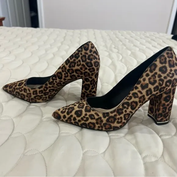NWT. White House Black Market Elisa Signature Shoes