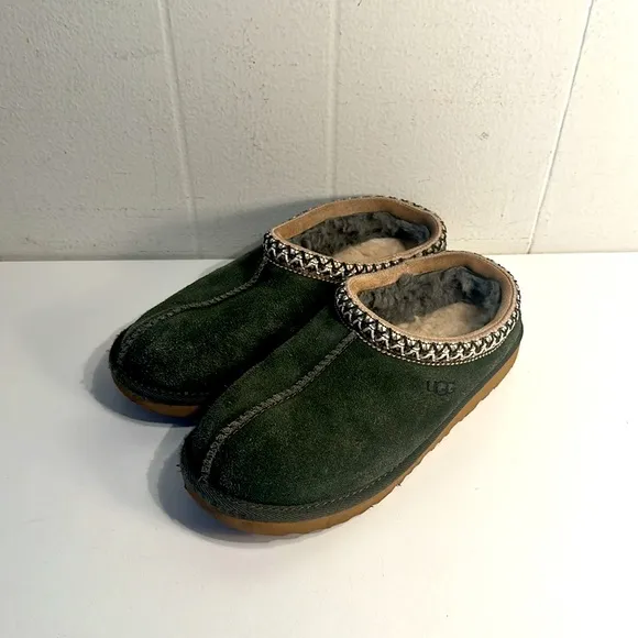 Olive green Tazman UGGS kids size 3 unisex inside/outside slippers great shape
