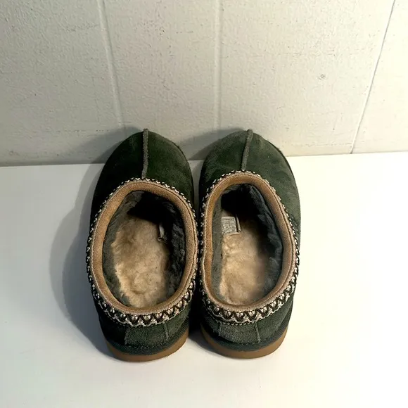 Olive green Tazman UGGS kids size 3 unisex inside/outside slippers great shape