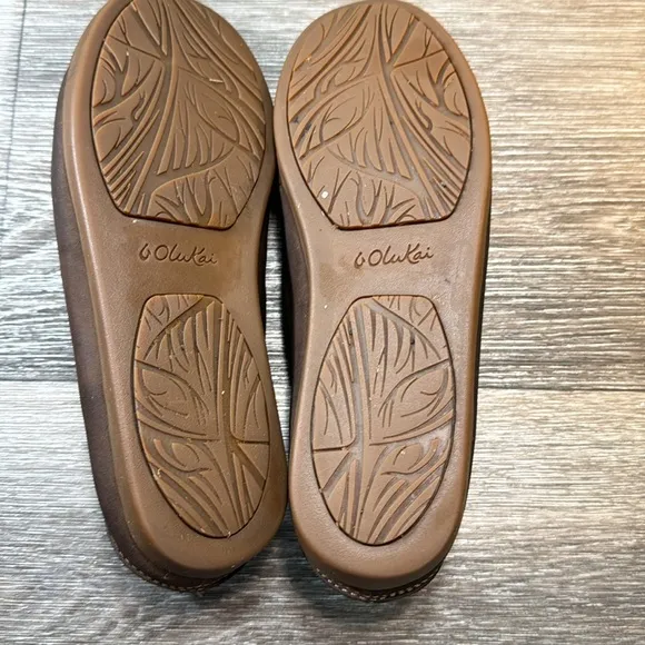 Olukai flat leather slip on shoes women’s size 9 (d31)