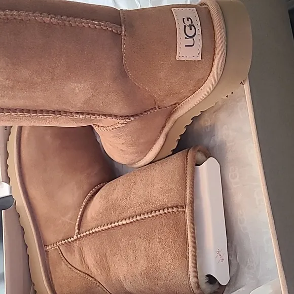 ON SALE! UGG Classic Short ii Boots, tan / chestnut size 7, 9 10 NWT, new in box