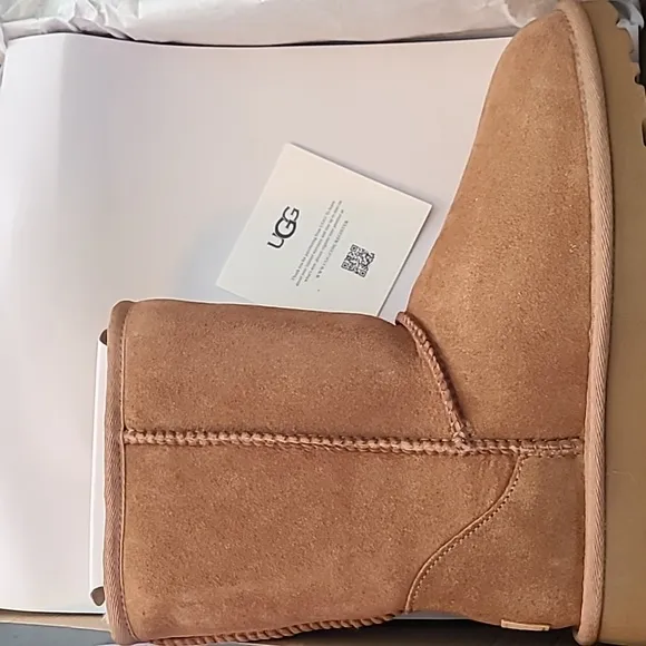 ON SALE! UGG Classic Short ii Boots, tan / chestnut size 7, 9 10 NWT, new in box