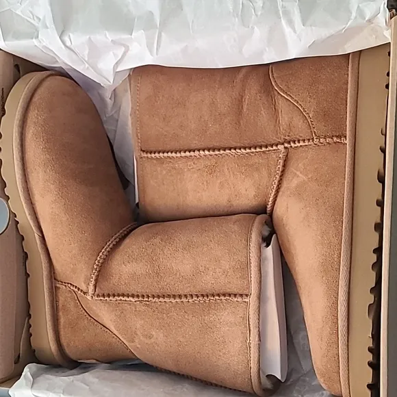 ON SALE! UGG Classic Short ii Boots, tan / chestnut size 7, 9 10 NWT, new in box