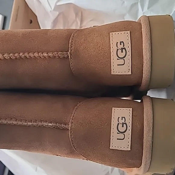ON SALE! UGG Classic Short ii Boots, tan / chestnut size 7, 9 10 NWT, new in box