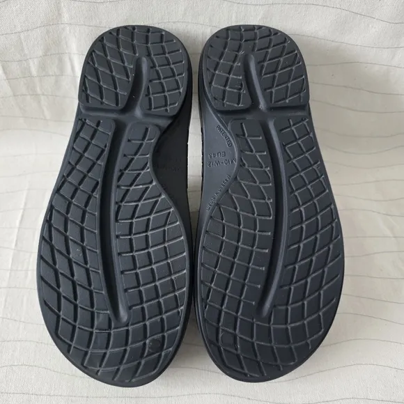 Oofos Unisex OOcloog Recovery Black Round Toe Slip On Clog Shoes Size M 10/W 12
