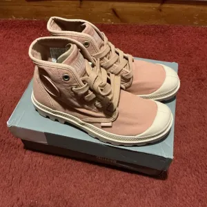 Palladium Pampa Hi rose brick color