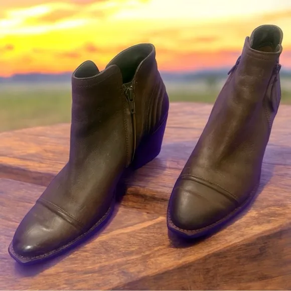 Paul Greene women, 🔥JUSTDropped🔥 like new Diandra ankle boots.  for $218 sz 8
