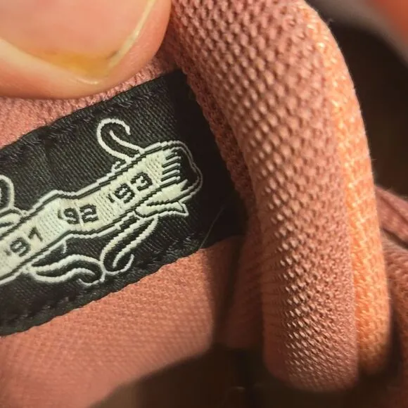 Pink and White High-Top Sneakers with Lace-Up Design jordan 6