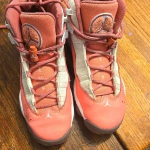 Pink and White High-Top Sneakers with Lace-Up Design jordan 6
