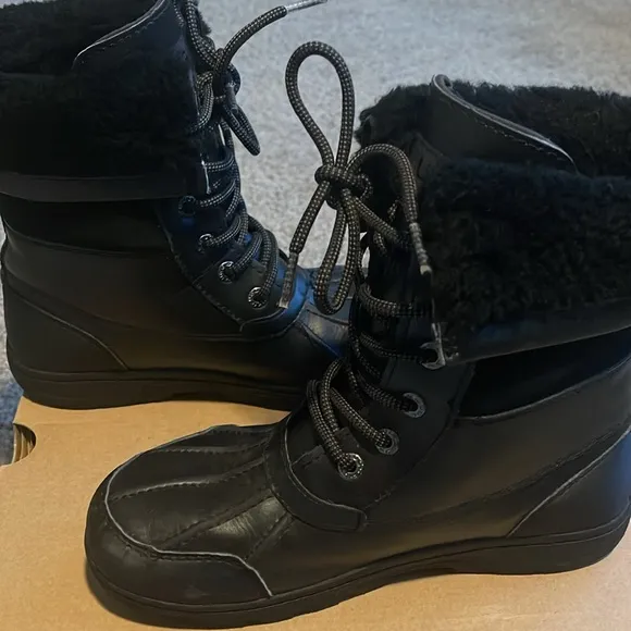 Pre loved UGG K Butte ll CWR boots size 5 color blk