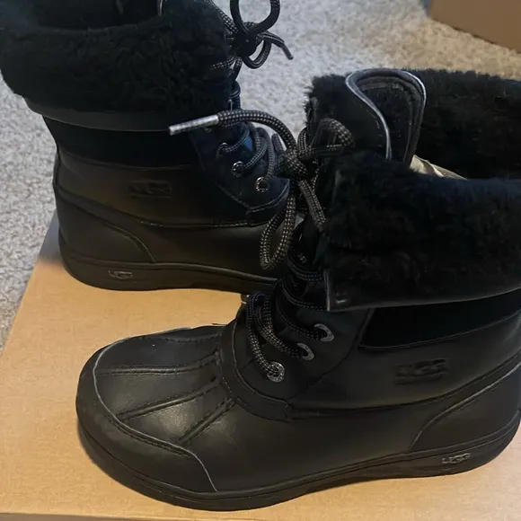 Pre loved UGG K Butte ll CWR boots size 5 color blk