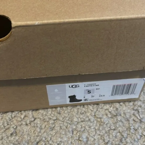 Pre loved UGG K Butte ll CWR boots size 5 color blk