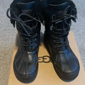 Pre loved UGG K Butte ll CWR boots size 5 color blk