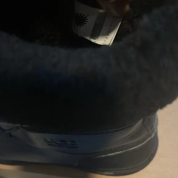 Pre loved UGG K Butte ll CWR boots size 5 color blk
