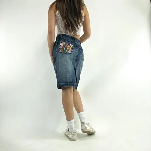Rare Y2K Tom Tailor label high waisted denim skirt with embroidery motif.