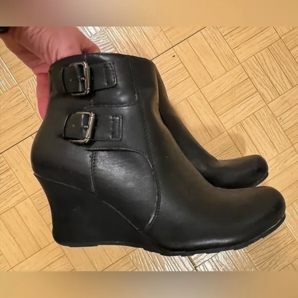 Reaction Kenneth Cole black rounded toe wedge boots size 8