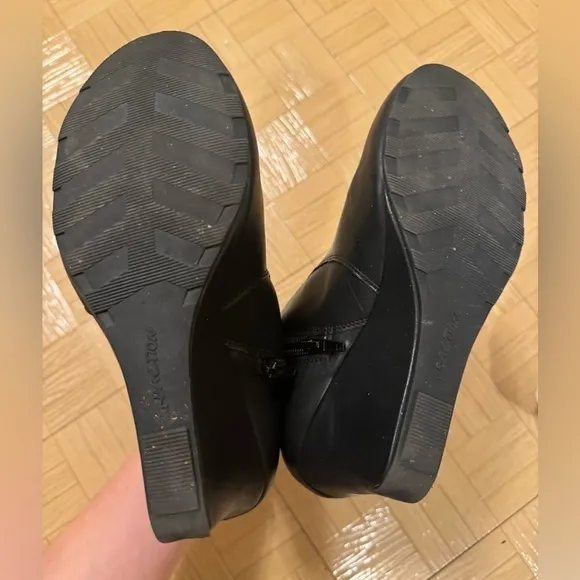Reaction Kenneth Cole black rounded toe wedge boots size 8