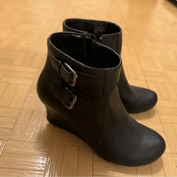 Reaction Kenneth Cole black rounded toe wedge boots size 8