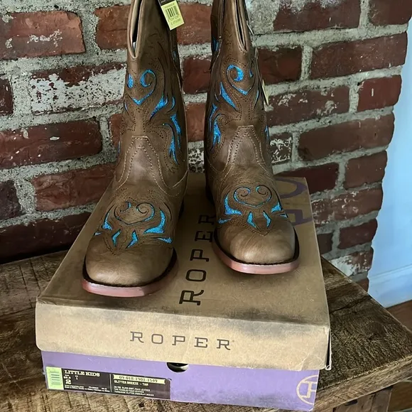 Roper size 2 glitter breeze tan Square, toe cowboy boots, NWT faux leather
