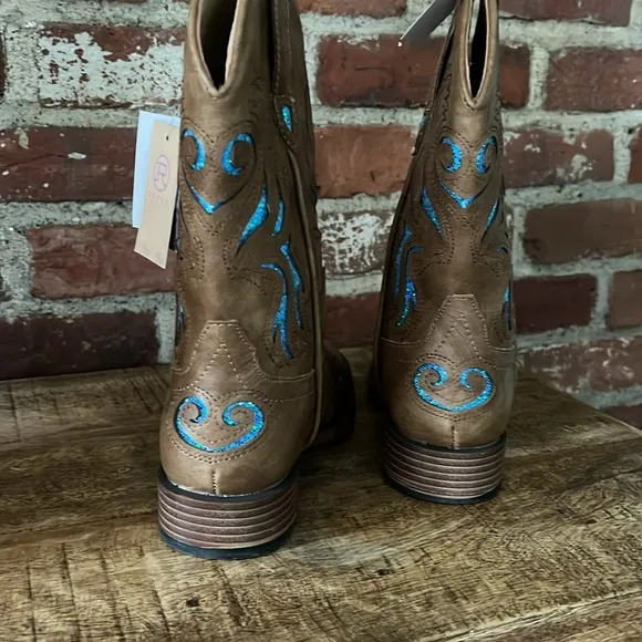 Roper size 2 glitter breeze tan Square, toe cowboy boots, NWT faux leather
