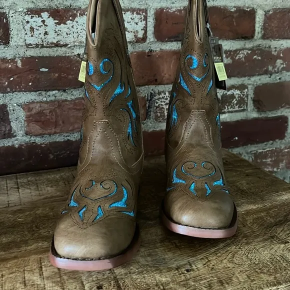 Roper size 2 glitter breeze tan Square, toe cowboy boots, NWT faux leather