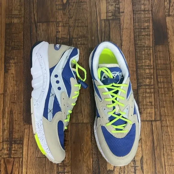 Saucony aya Sneakers nwt taupe blue neon yellow laces with bungee Boys 5 Youth