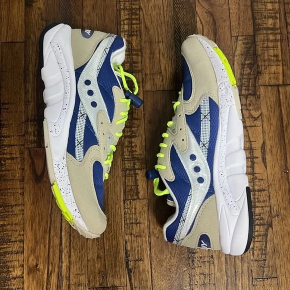 Saucony aya Sneakers nwt taupe blue neon yellow laces with bungee Boys 5 Youth