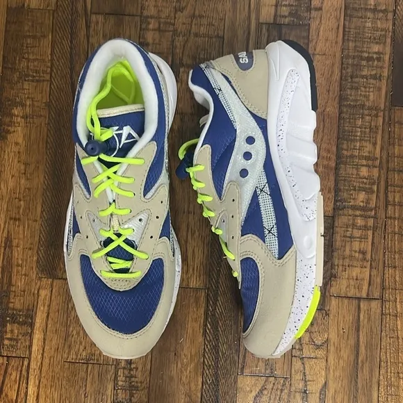 Saucony aya Sneakers nwt taupe blue neon yellow laces with bungee Boys 5 Youth