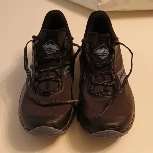Saucony Black/Blue Ice  3 trail Running Shoes Sleek Design Womans 8