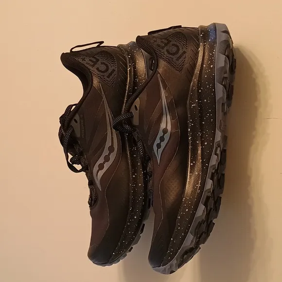 Saucony Black/Blue Ice  3 trail Running Shoes Sleek Design Womans 8