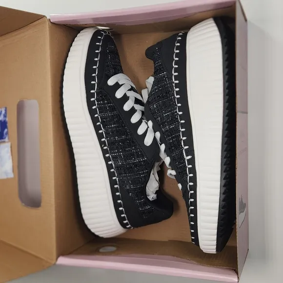 Serra Ladies Platform Sneakers, Size 9, NWT in Original Retail box