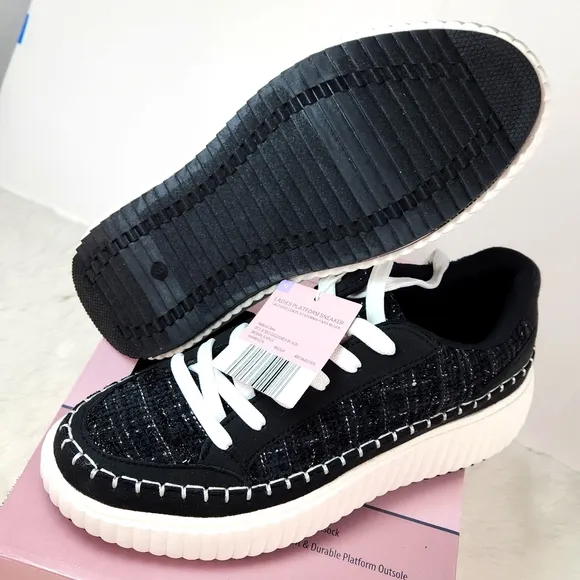 Serra Ladies Platform Sneakers, Size 9, NWT in Original Retail box