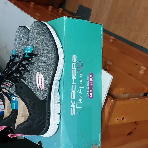 Sketchers Flex Appeal Shoes Sz 👞 9 (FREE HOUSE SHOES)