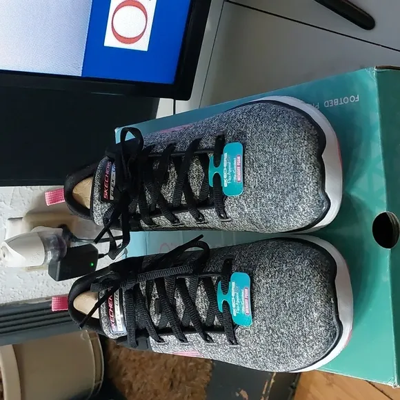 Sketchers Flex Appeal Shoes Sz 👞 9 (FREE HOUSE SHOES)