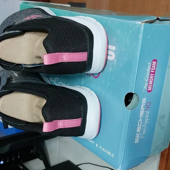 Sketchers Flex Appeal Shoes Sz 👞 9 (FREE HOUSE SHOES)